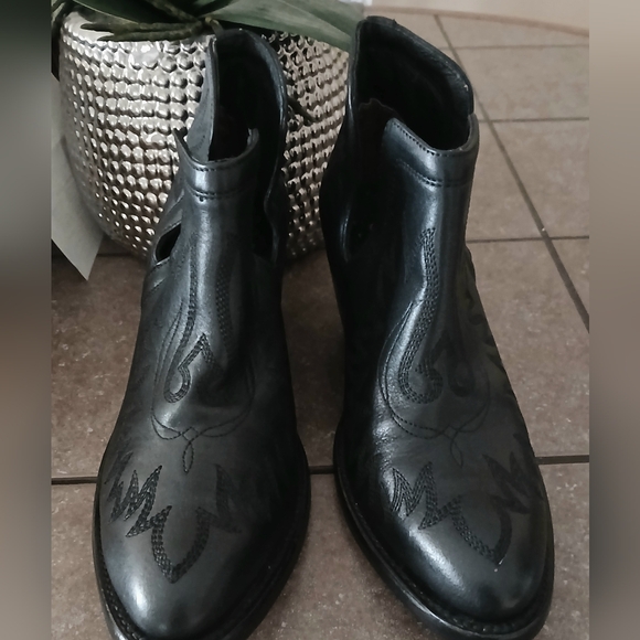 Ariat Dixon Black Leather Ankle Boots, 6.5 EUC - Picture 2 of 16